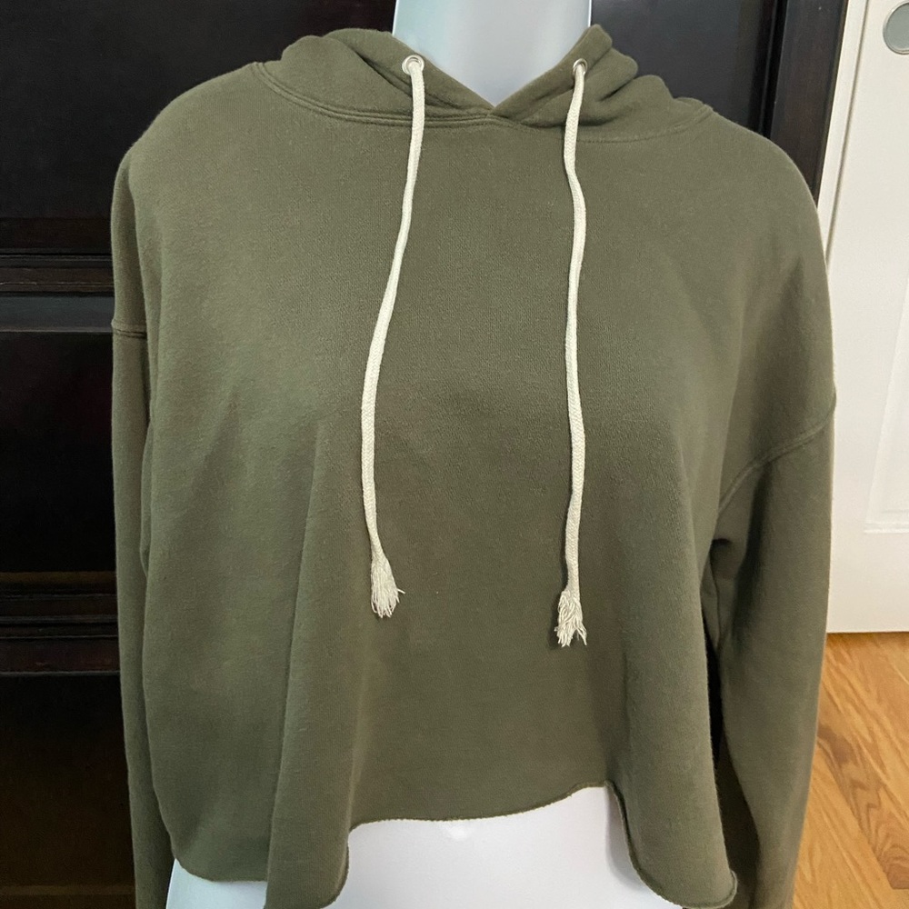 Women’s army-green cropped hoodie
